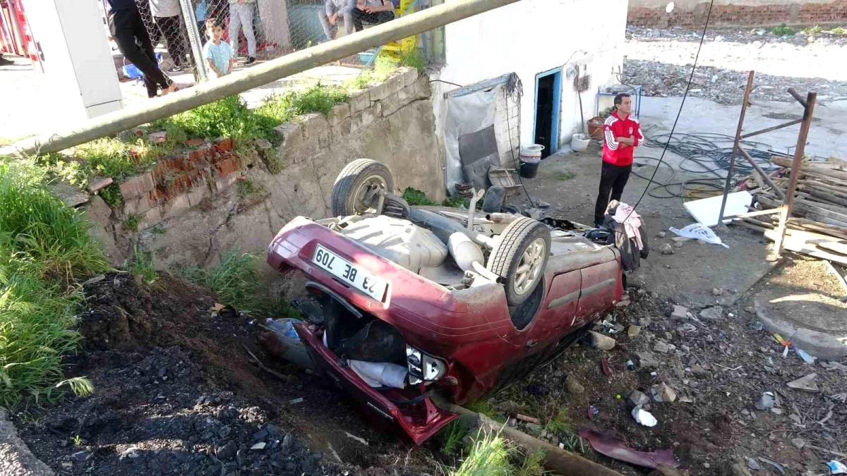 Elazığ\'da otomobil bahçeye uçtu: 2\'si çocuk 5 kişi yaralandı