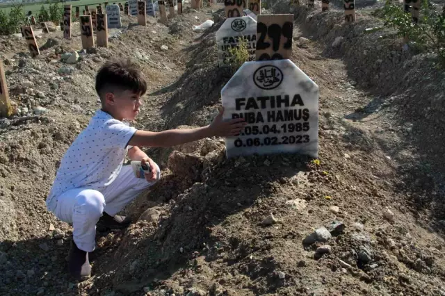 Enkaz başında günlerce dua ederken tanınan minik Ahmet, bayram sabahı da annesi ve kardeşlerini duasız bırakmadı