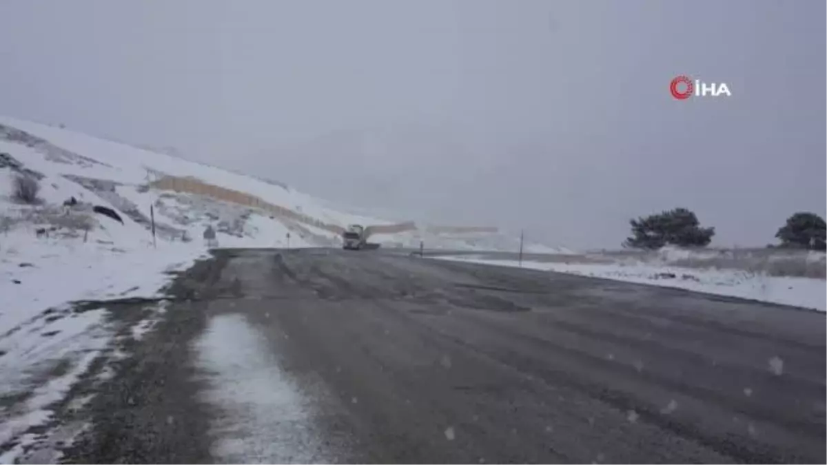 Erzincan\'da Yüksek Kesimlerde Kar, Şehir Merkezinde Kuvvetli Yağış Etkili Oldu