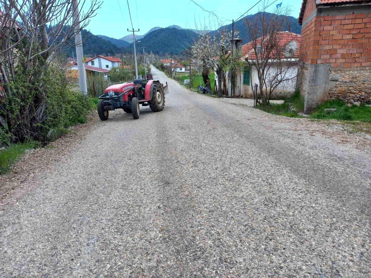 Muğla\'da Traktörle Motosiklet Çarpışması Sonucu Genç Hayatını Kaybetti
