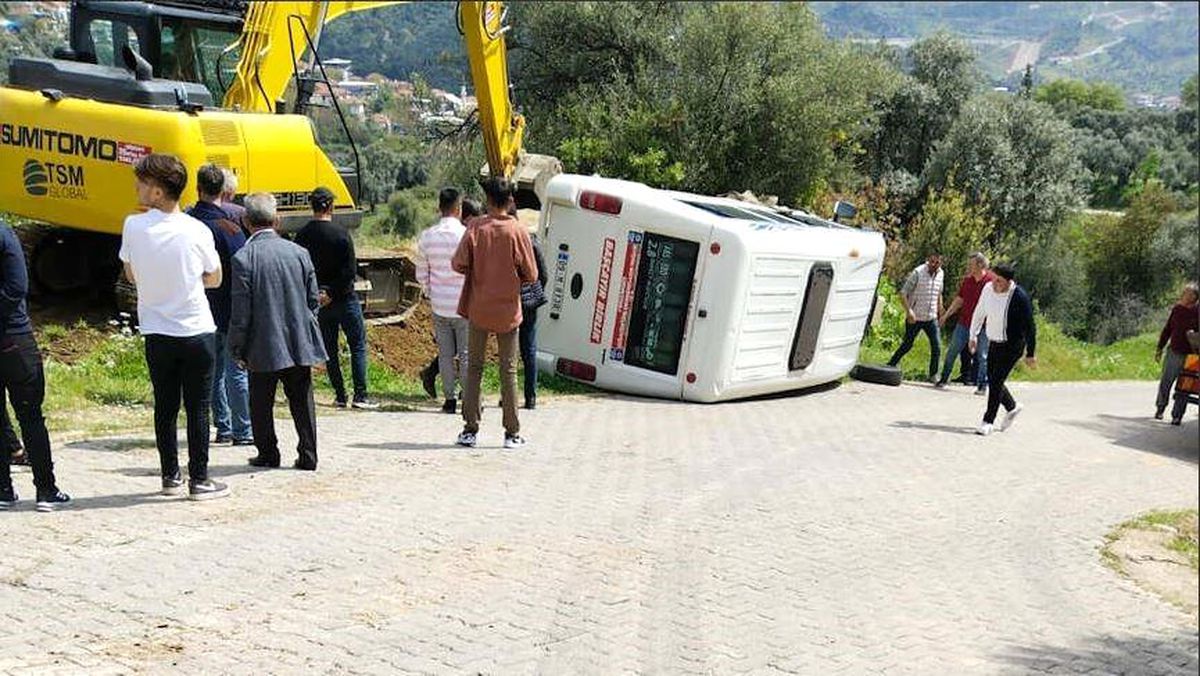 Aydın\'da freni boşalan minibüs devrildi