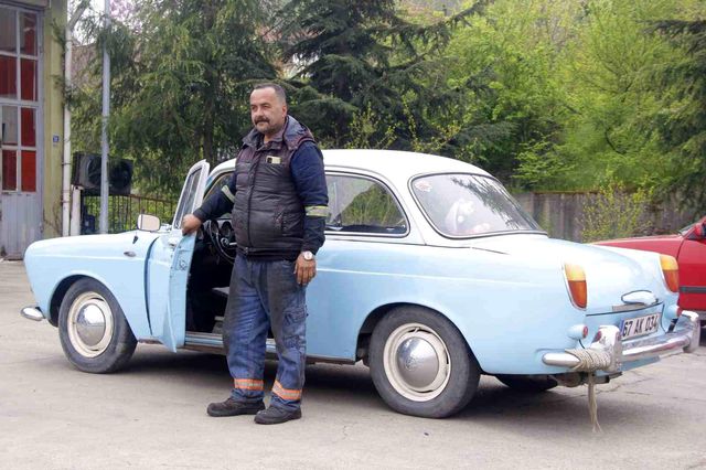 Gözü gibi baktığı nostaljik aracına 350 bin lira istiyor Gözü gibi baktığı nostaljik aracına 350 bin lira istiyor