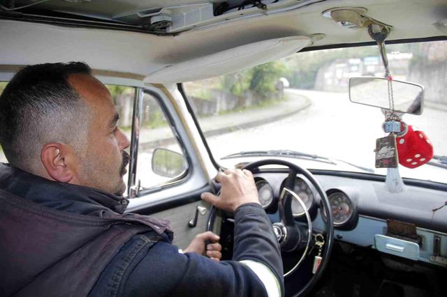 Gözü gibi baktığı nostaljik aracına 350 bin lira istiyor Gözü gibi baktığı nostaljik aracına 350 bin lira istiyor