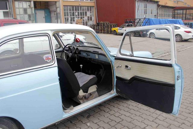 Gözü gibi baktığı nostaljik aracına 350 bin lira istiyor Gözü gibi baktığı nostaljik aracına 350 bin lira istiyor