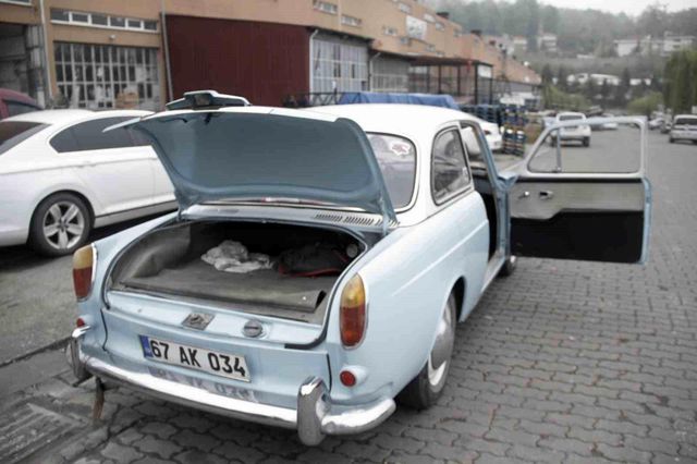 Gözü gibi baktığı nostaljik aracına 350 bin lira istiyor Gözü gibi baktığı nostaljik aracına 350 bin lira istiyor