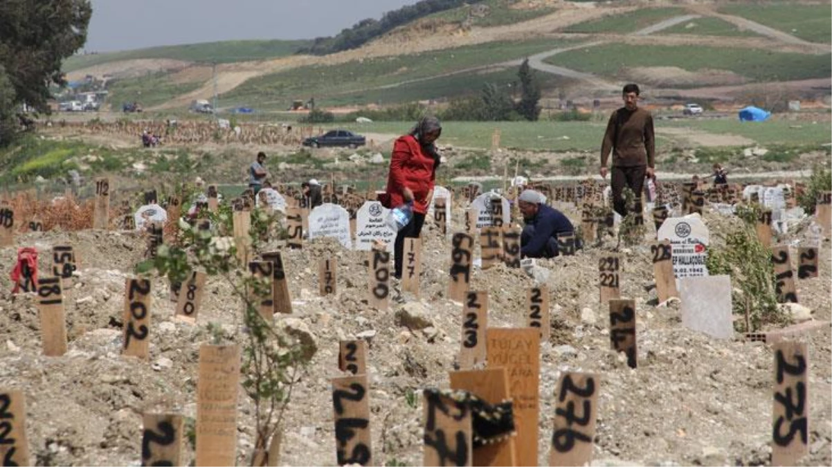 Hatay\'da depremde yıkılan mezarlıklar ziyaret edildi