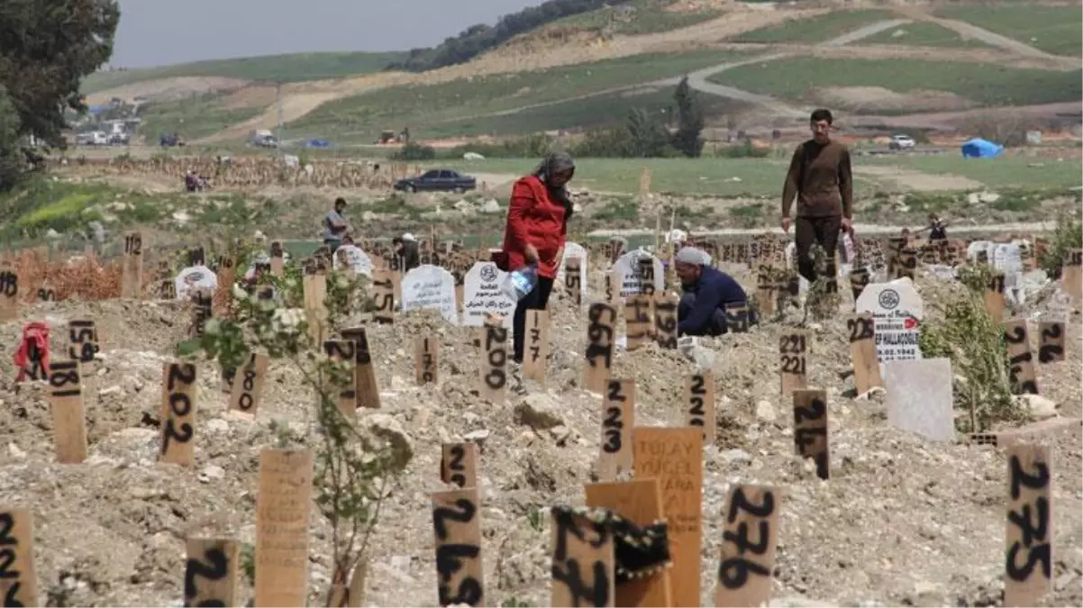 Hatay\'da depremde yıkılan mezarlıklar ziyaret edildi