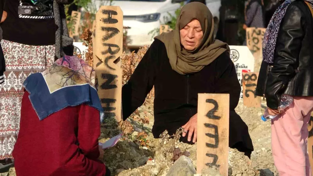 Hatay\'da Bayram Mezarlıklarda Gözyaşlarıyla Karşılandı