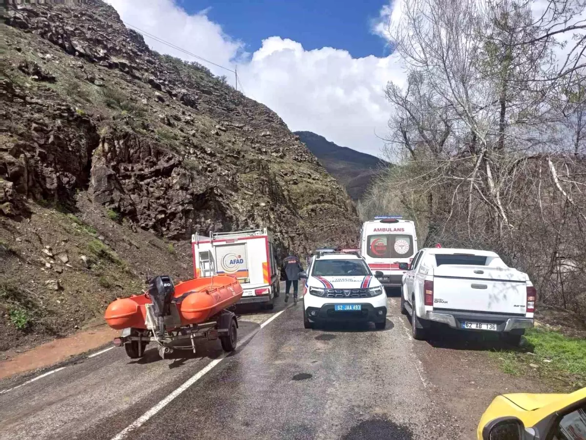 Tuncelide Otomobil Munzur Nehrine Uçtu, 3 Kişi Kayıp