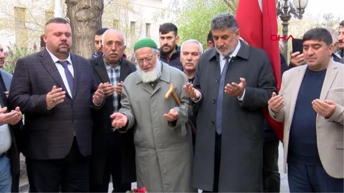 Milli Yol Partisi lideri Muhsin Yazıcıoğlu\'nun kabrini ziyaret etti