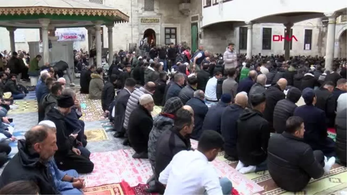 Binlerce Vatandaş Bayram Namazı İçin Eyüpsultan ve Taksim Camii\'ne Akın Etti