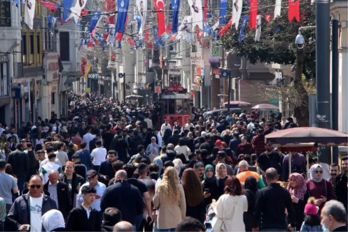 Taksim Meydanı ve İstiklal Caddesi Ramazan Bayramı'nda turist akınına uğradı