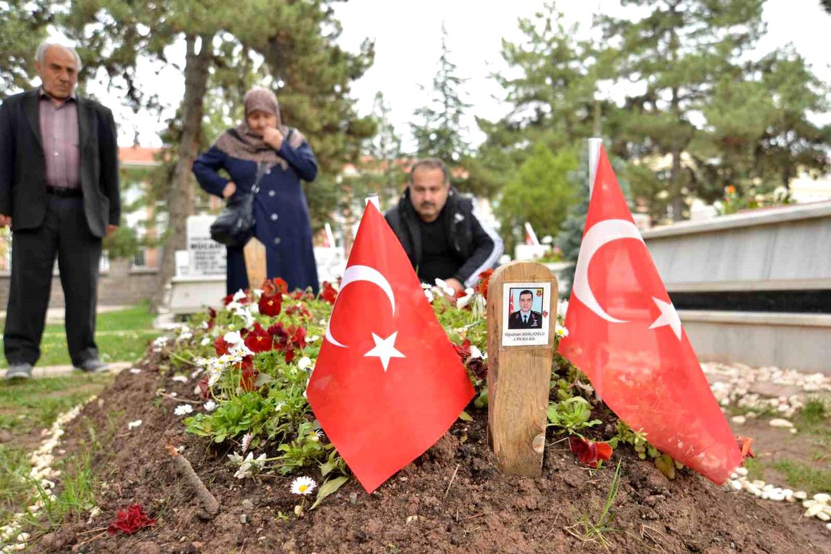 Kahramanmaraş\'ta şehit olan pilotun ailesi Ramazan Bayramı\'nda mezarı başında