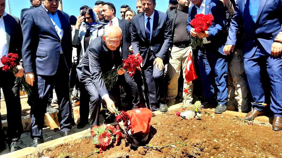 Kılıçdaroğlu Adıyaman\'da depremde hayatını kaybedenlerin mezarını ziyaret etti