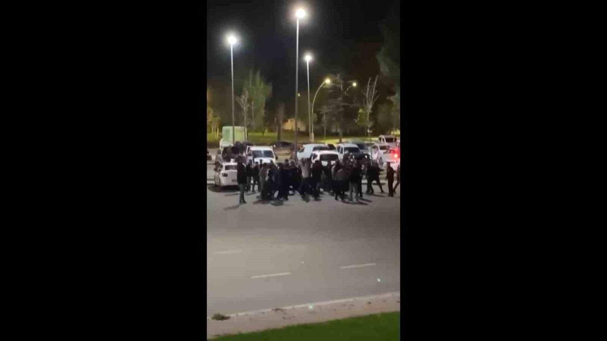 Kocaeli\'de Sahilde İki Grup Arasında Kavga Çıktı