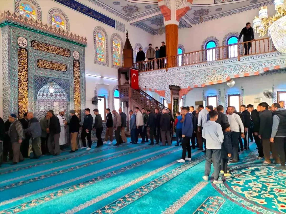 Muğla Köyceğiz\'de Bayram Namazı Huşu İçinde Eda Edildi