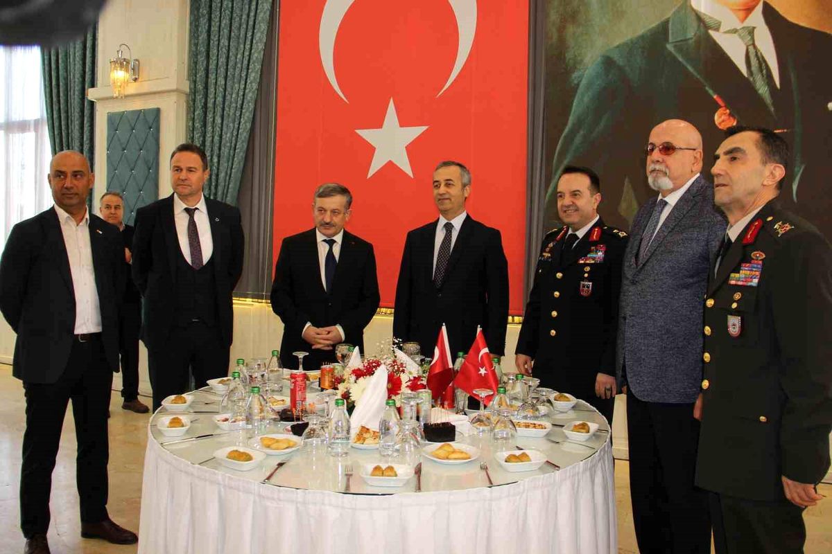 Manisa\'da Resmi Bayramlaşma Töreni Düzenlendi
