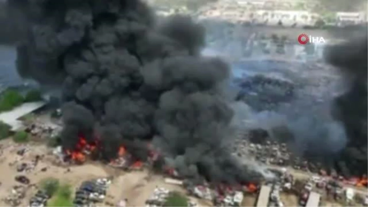 Meksika\'da çalılıklarda çıkan yangın otoparka sıçradı: 20 araç küle döndü