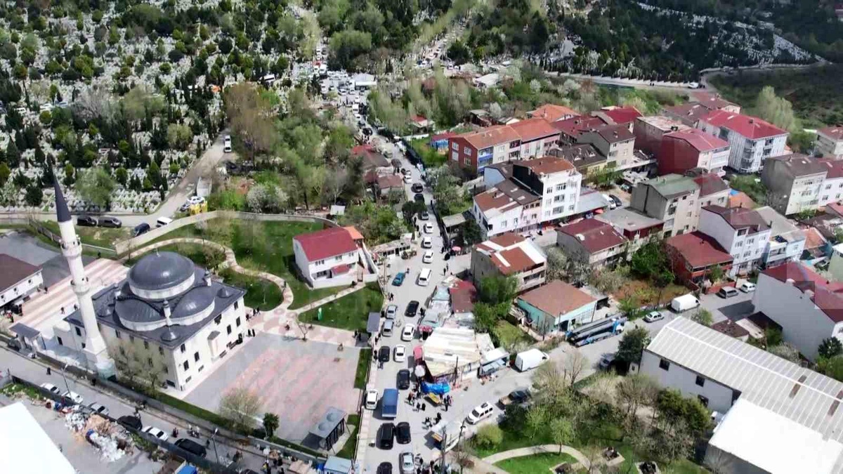İstanbul\'da Ramazan Bayramı\'nda mezarlık ziyareti için kilometrelerce araç kuyruğu oluştu