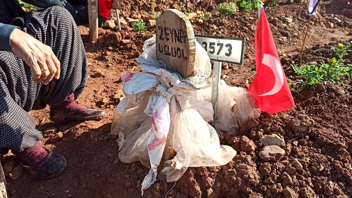 Gaziantep\'te Depremzedeler Bayramda Mezarlıklara Akın Etti