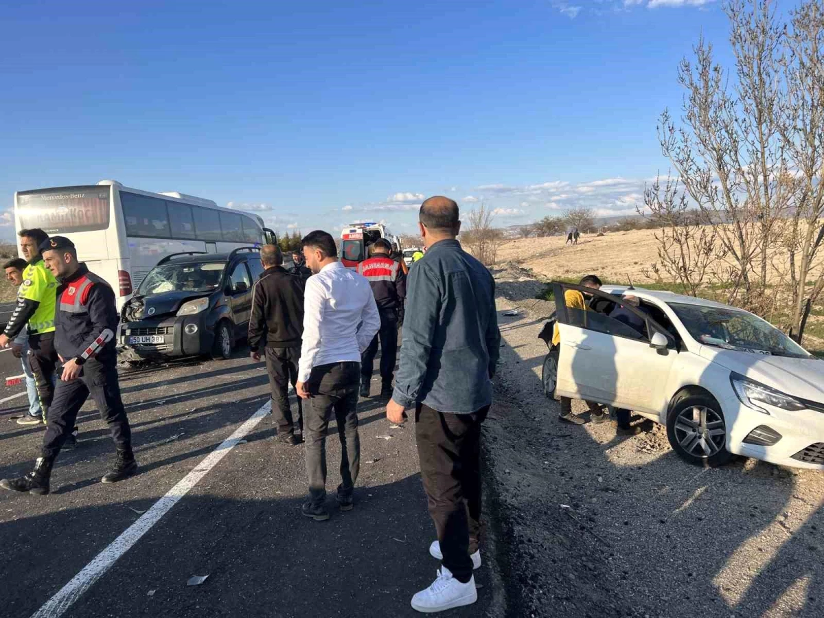 Nevşehir\'de Trafik Kazası: 4 Kişi Yaralandı