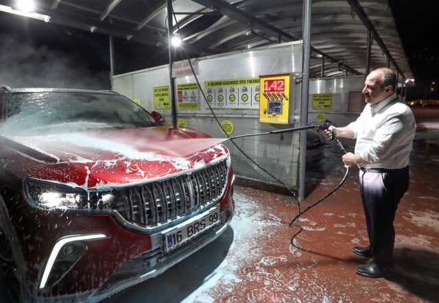 Oto yıkama istasyonuna giden Bakan Varank, Togg'u kendi elleriyle yıkadı