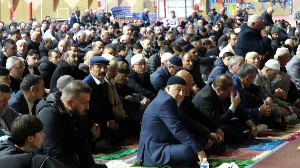 Fransanın başkenti Pariste Müslümanlar bayram namazını kapalı spor salonunda kıldı