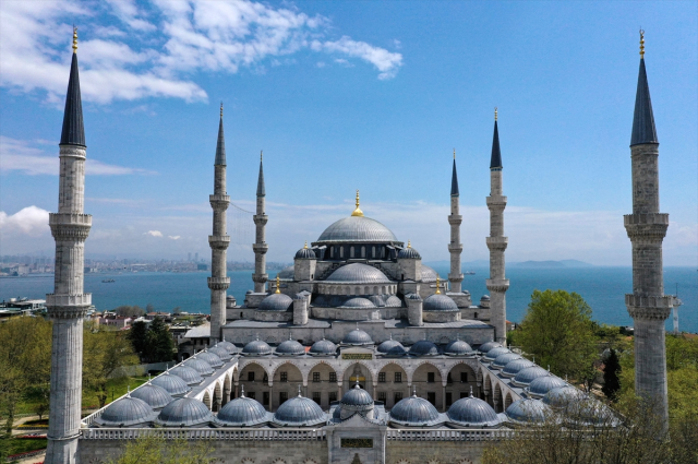 Restorasyonu tamamlanan Sultanahmet Camii yeniden ibadete açıldı