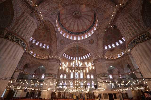 Restorasyonu tamamlanan Sultanahmet Camii yeniden ibadete açıldı