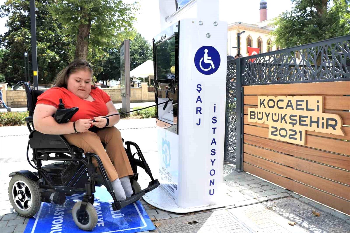 Kocaeli Büyükşehir Belediyesi Engellilere Ücretsiz Akülü Şarj İstasyonu Kurdu