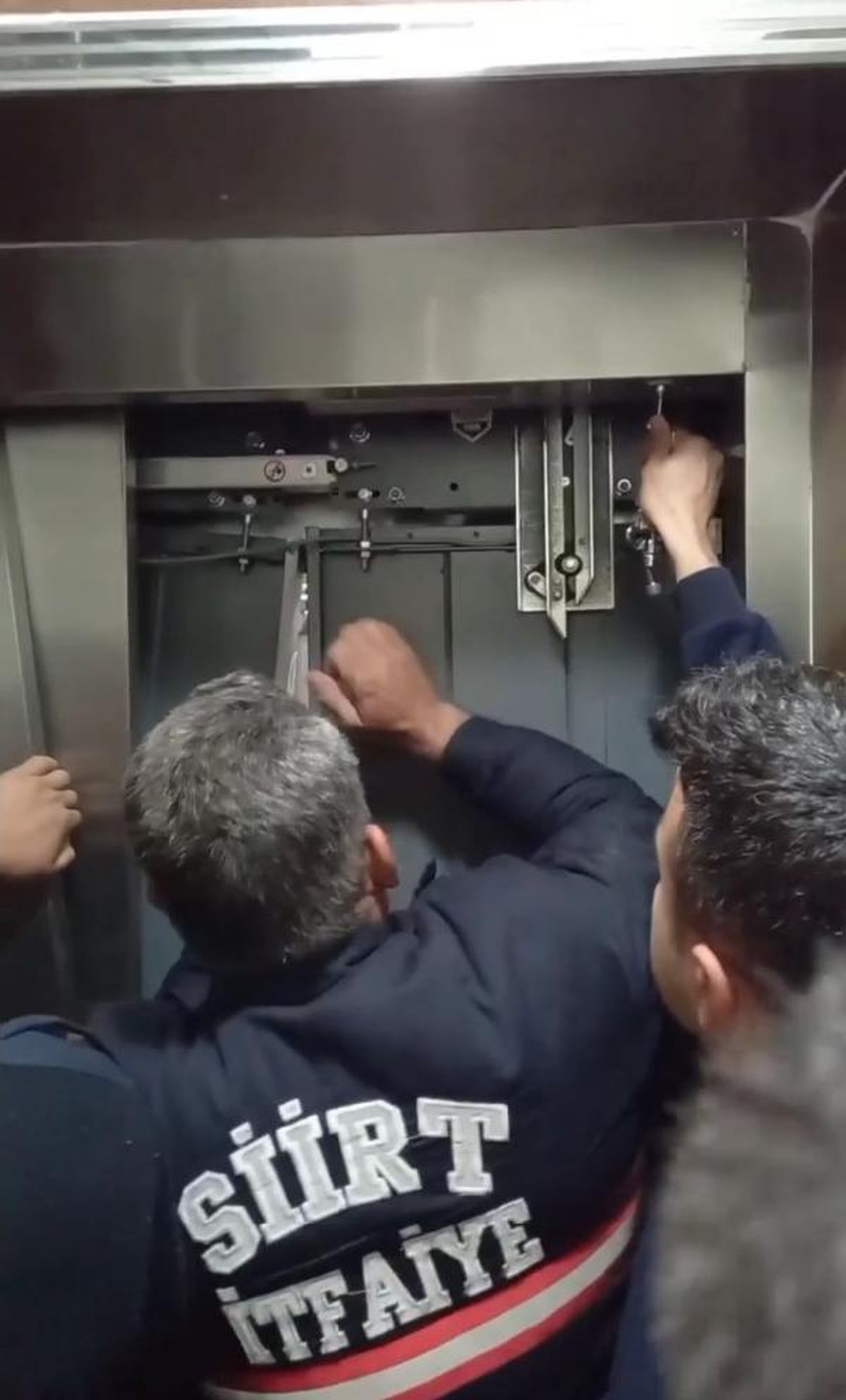 Siirt\'te Bayramda Asansörde Mahsur Kalan Aile İtfaiye Ekipleri Tarafından Kurtarıldı