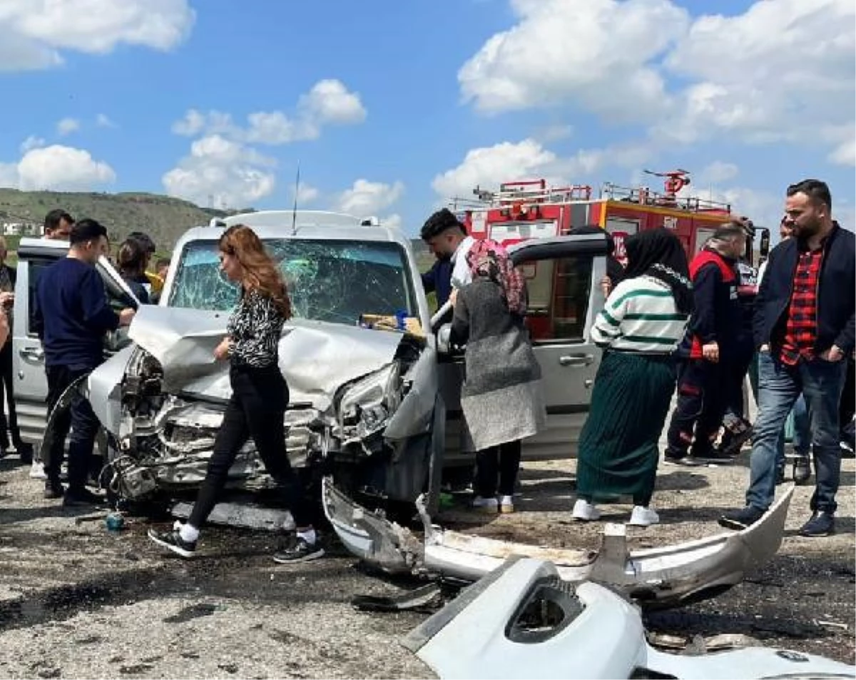 Siirt\'te iki ayrı trafik kazasında 13 kişi yaralandı