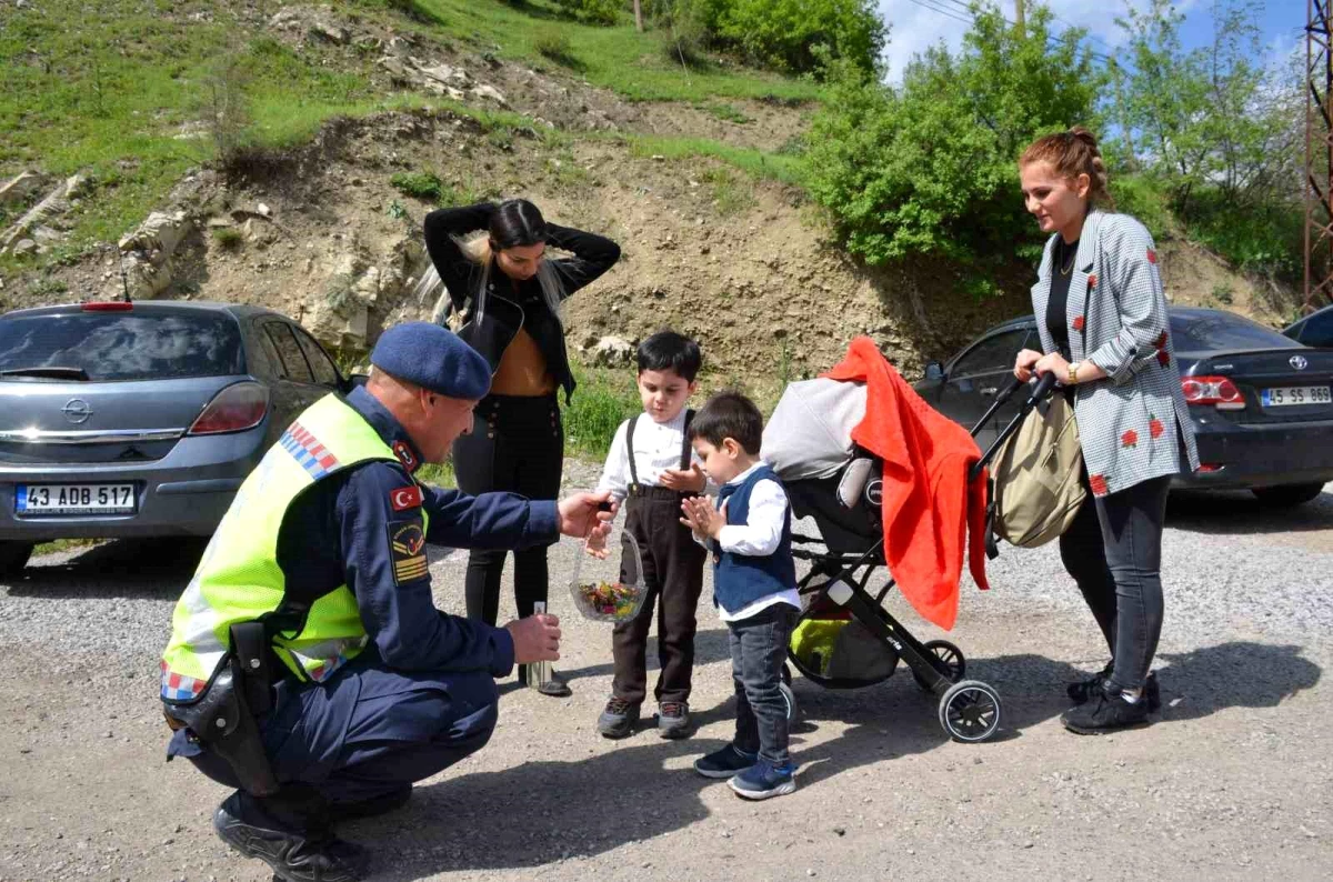 Jandarma ekipleri Uludere İnceler kontrol noktasında bayram kutlaması yaptı