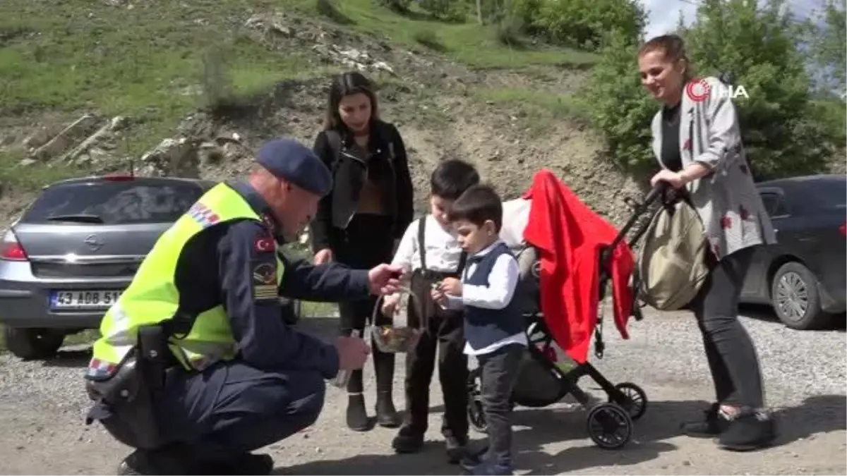 Şırnak\'ta Jandarma Sınır Noktalarında Vatandaşın Bayramını Kutladı