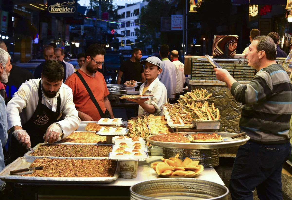 Şam\'da insanlar Ramazan Bayramı için tatlı alışverişi yapıyor