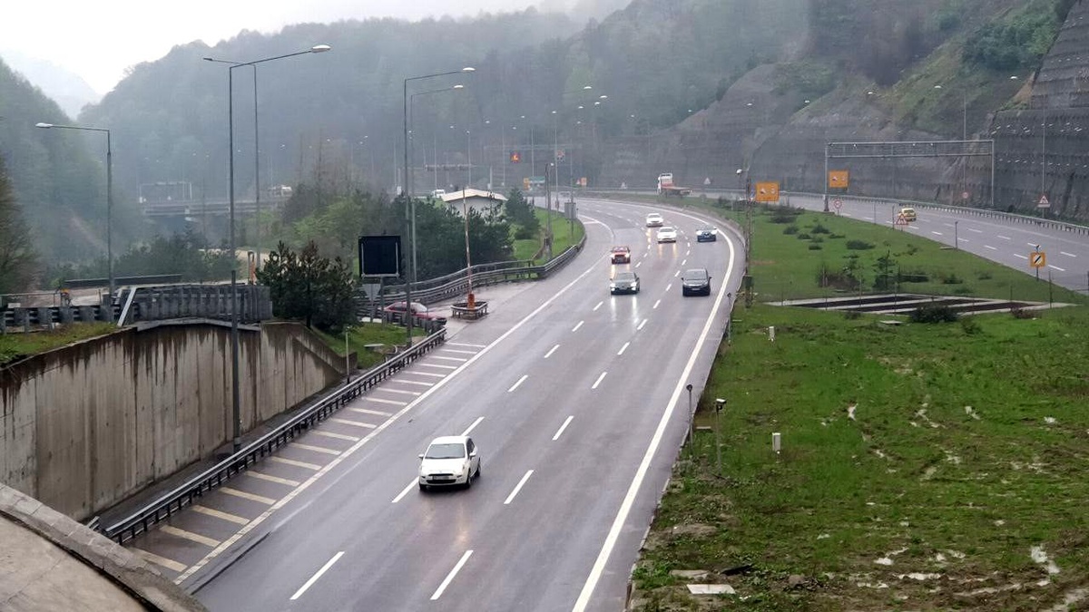 TEM Otoyolu Bolu Dağı\'nda Bayram Tatilinde Yoğunluk