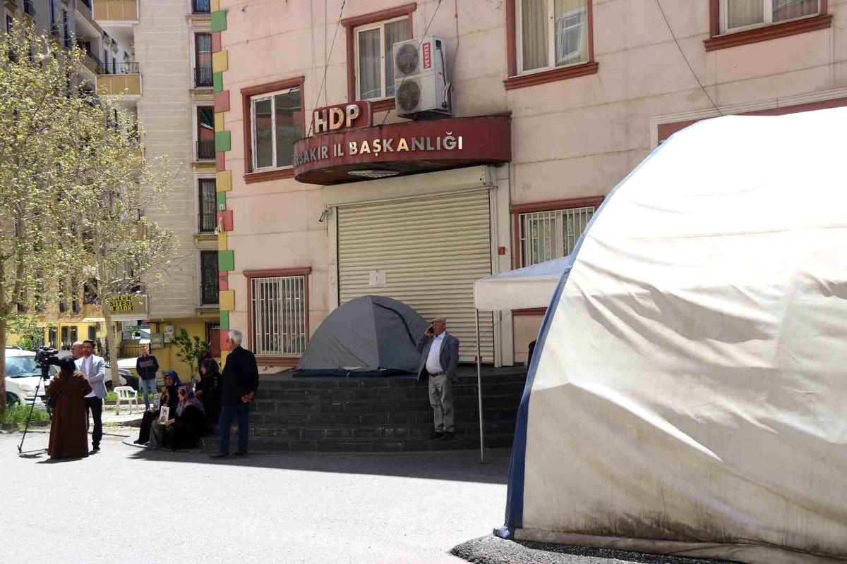 Diyarbakır\'da Ailelerin HDP İl Binası Önündeki Evlat Nöbeti Ramazan Bayramında da Sürüyor