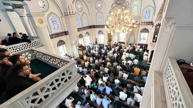 Tokyo Camii'nde bayram namazı 2 kez kılındı