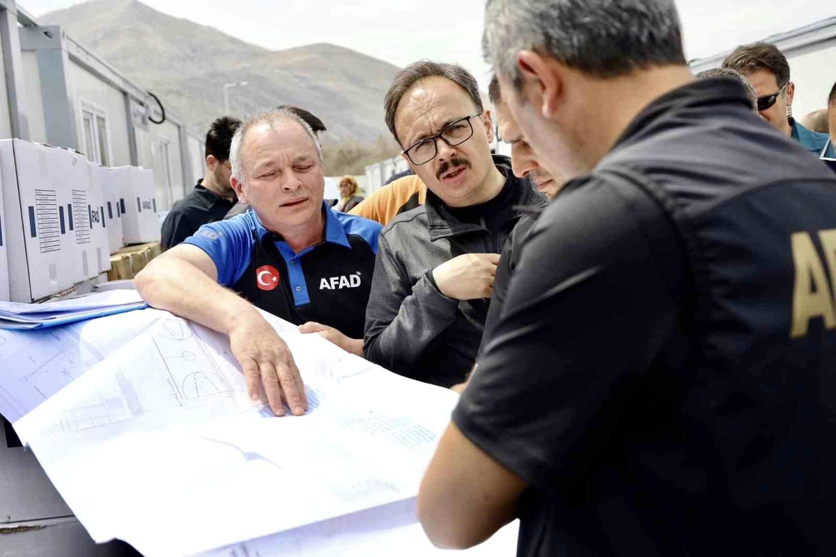 Bilecik Valisi Elbistanda Konteyner Kentlerde İnceleme Yaptı