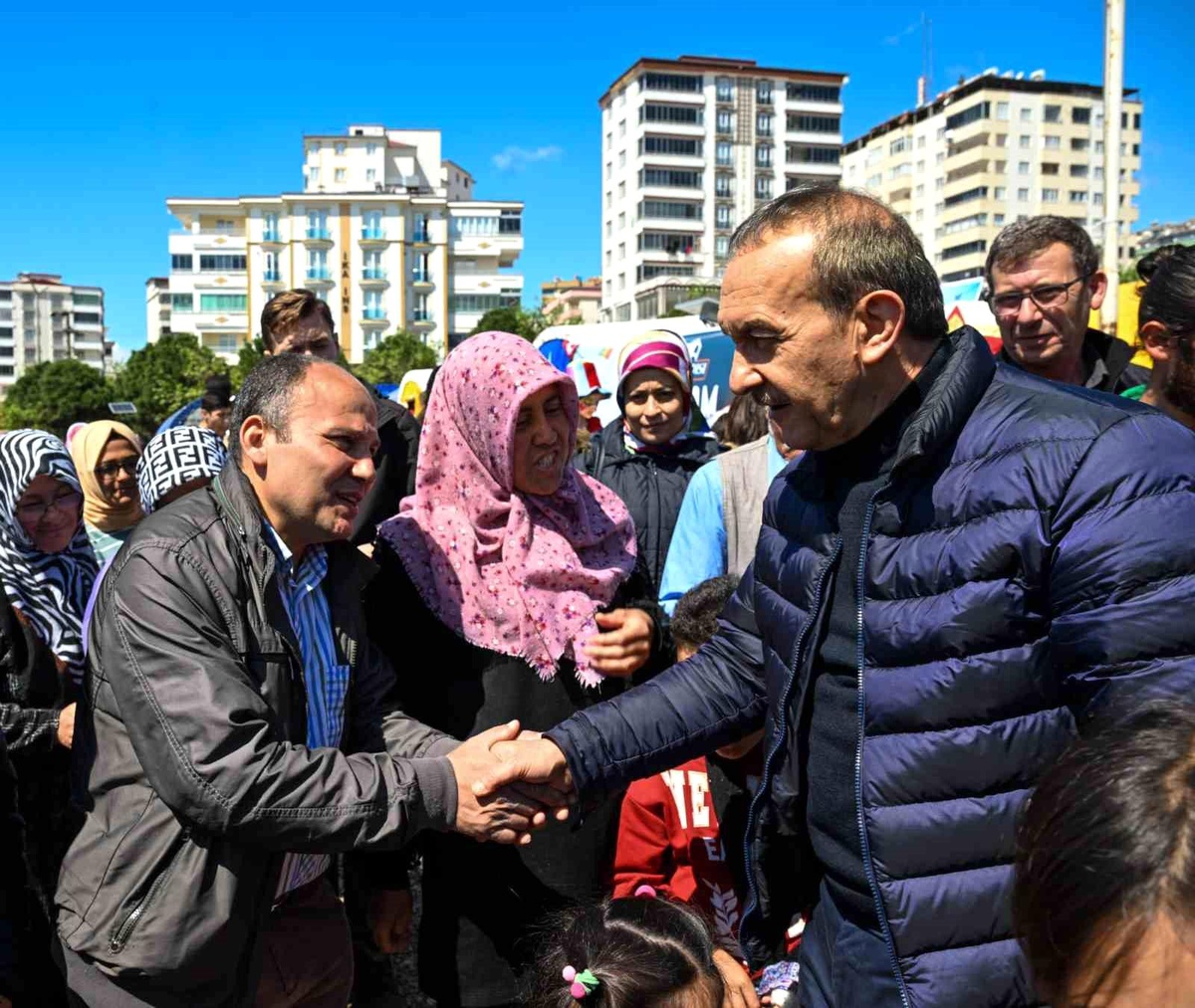 Kocaeli Valisi Seddar Yavuz, depremzedeleri Ramazan Bayramı\'nda da yalnız bırakmadı