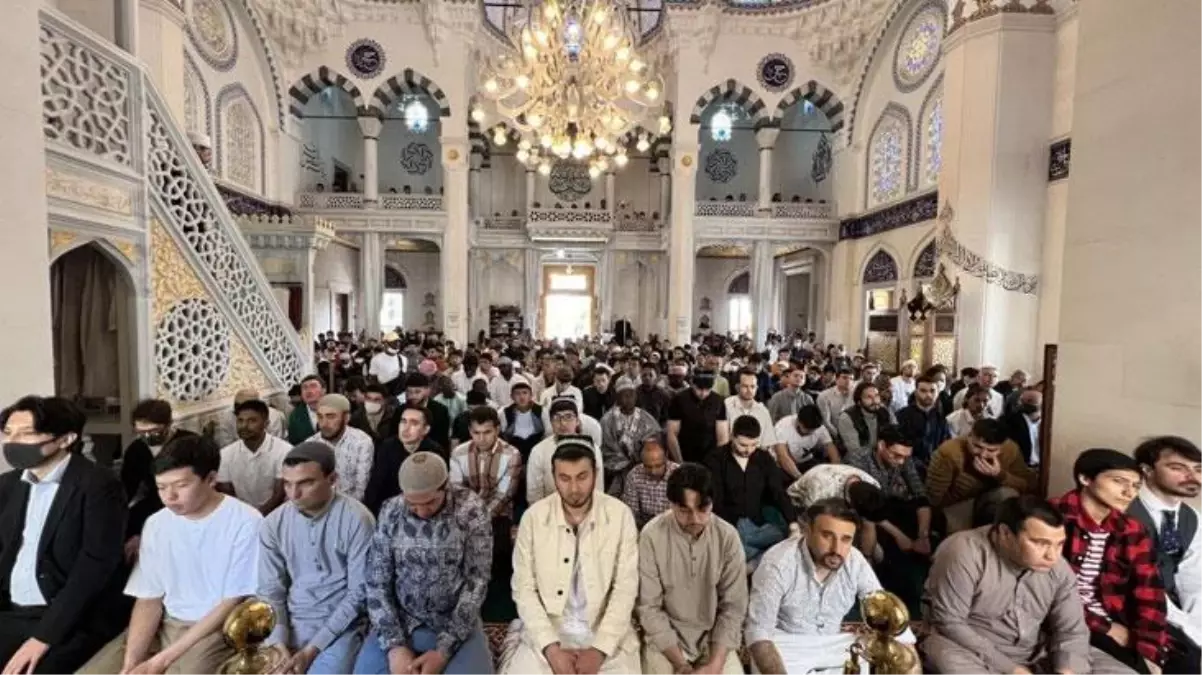 Tokyo Camiinde Bayram Namazı İki Kez Kılındı