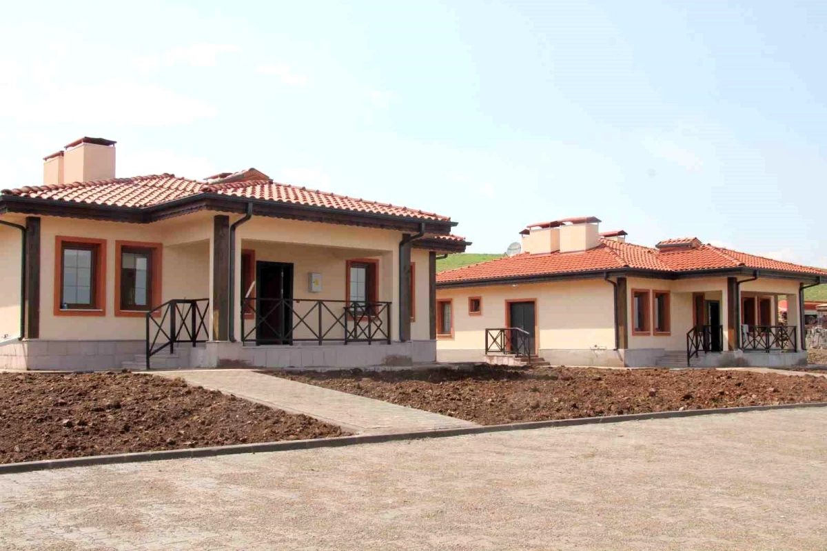 Yapımı tamamlanan köy evlerini Cumhurbaşkanı Erdoğan depremzelere teslim edecek