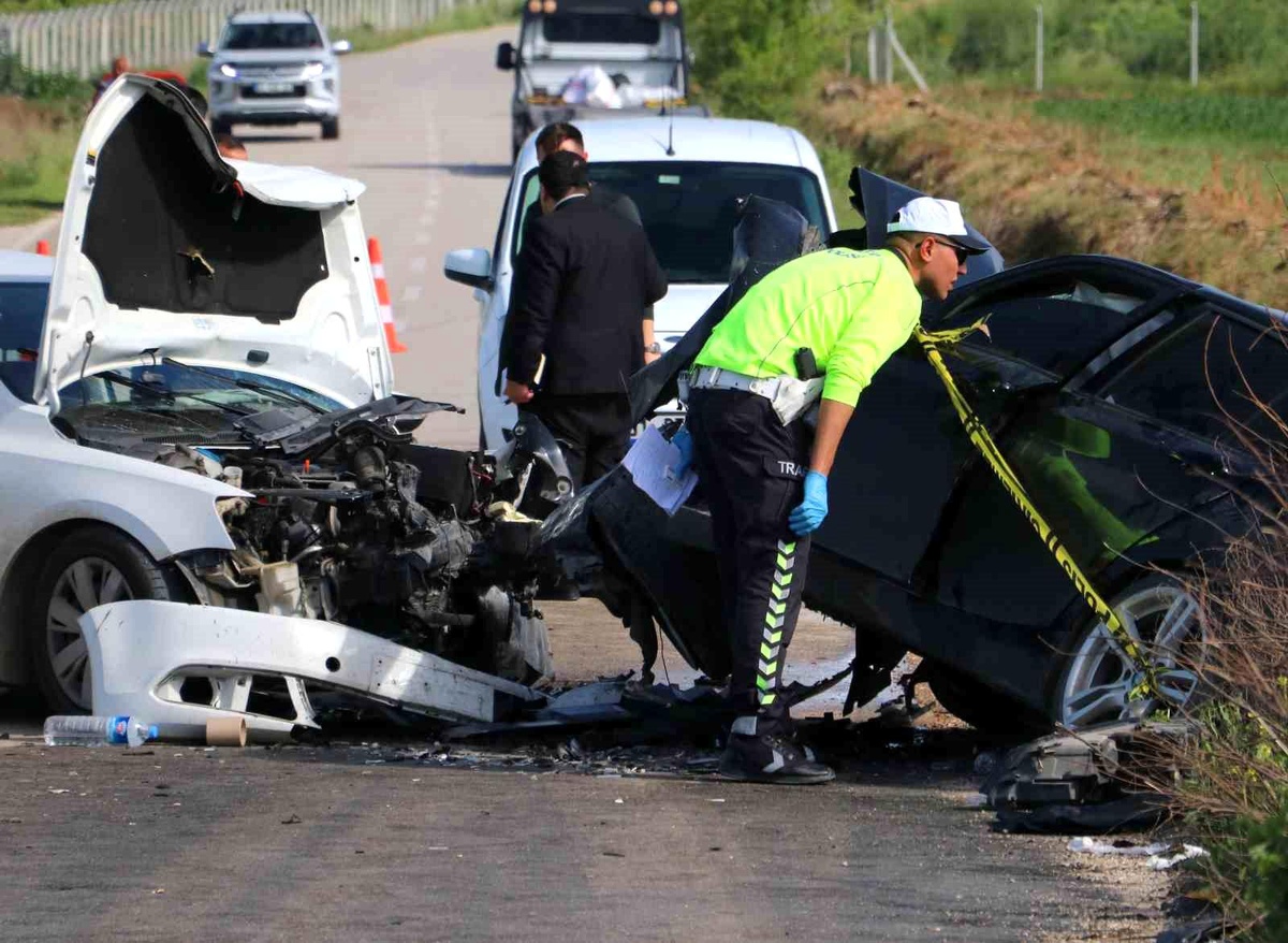 Adanada 2 otomobilin çarpışması sonucu 1 kişi öldü 4 kişi yaralandı