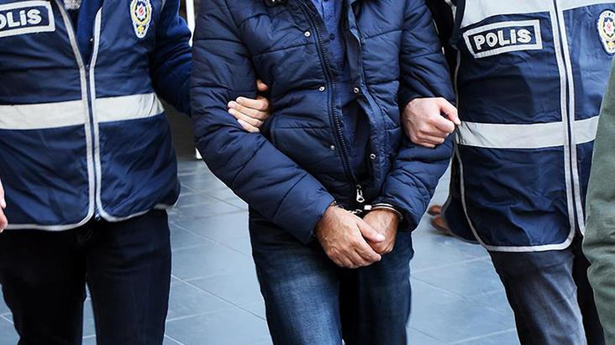 30 suçtan aranan kişi annesini yolcu etmek için geldiği havalimanında yakalandı