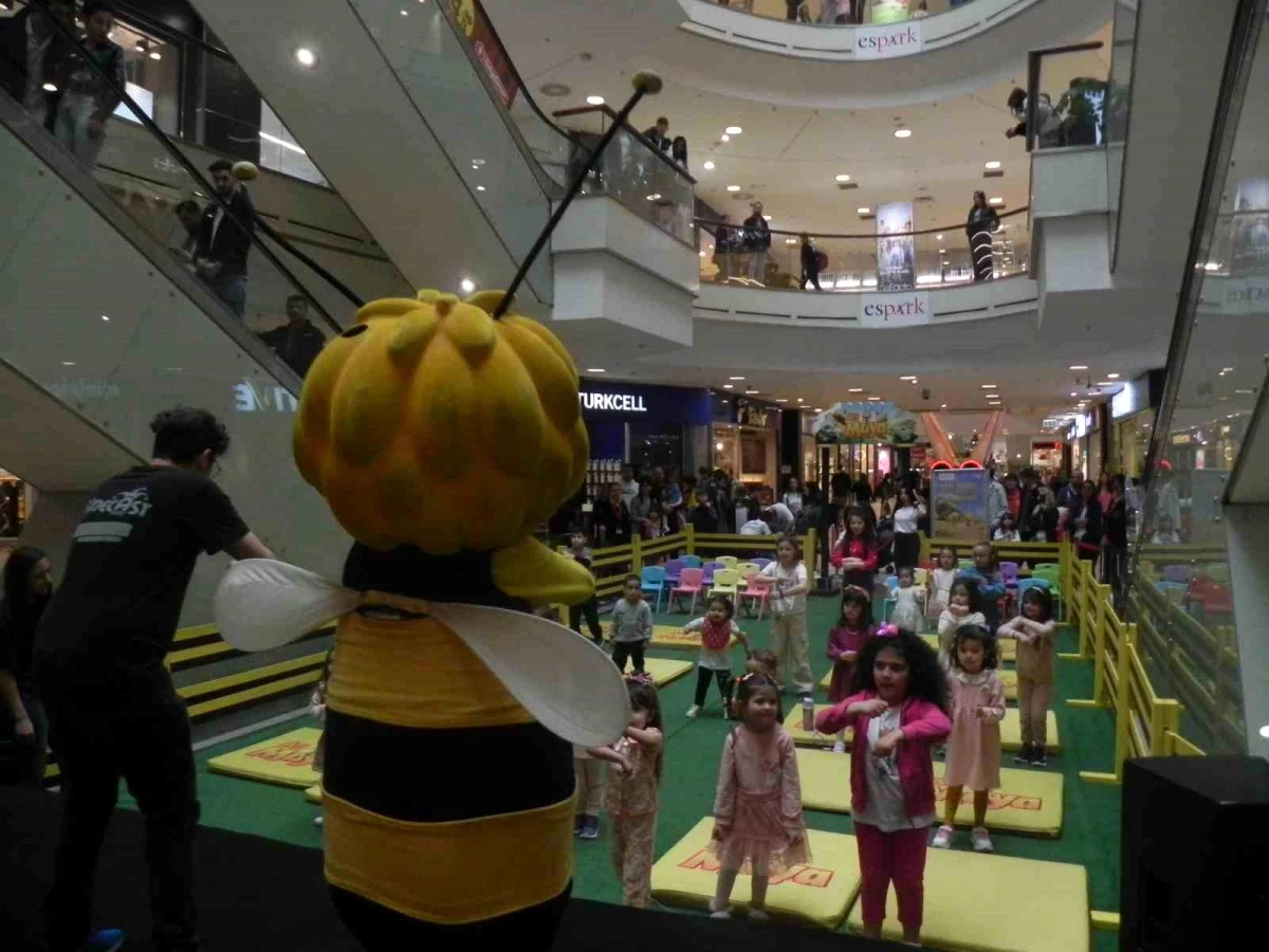 Eskişehirde Vatandaşlar Ramazan Bayramında Alışveriş Merkezinde ve Lunaparkta Eğlendi