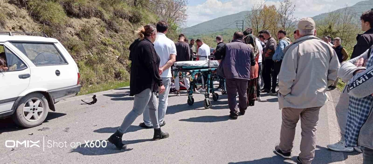 Zonguldak\'ta Motosiklet ve Otomobil Çarpıştı: 2 Yaralı