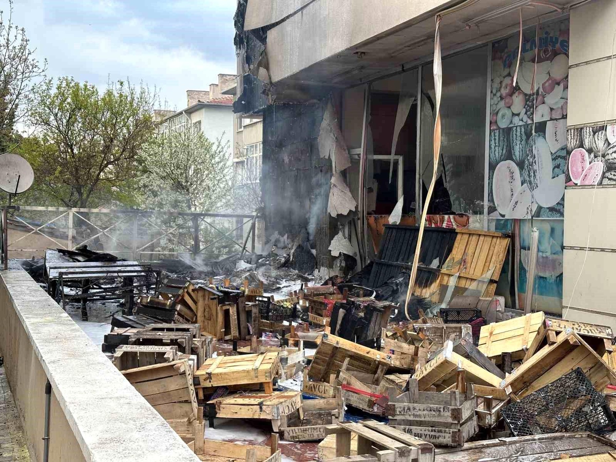 Eskişehir\'de Manav ve 7 Katlı Bina Yangında Ağır Hasar Aldı