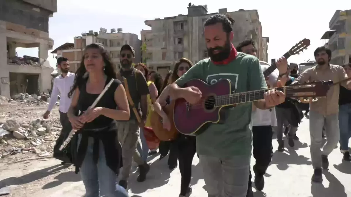 Antakya\'da müzisyenler depremzede yurttaşlar için müzik yaptı