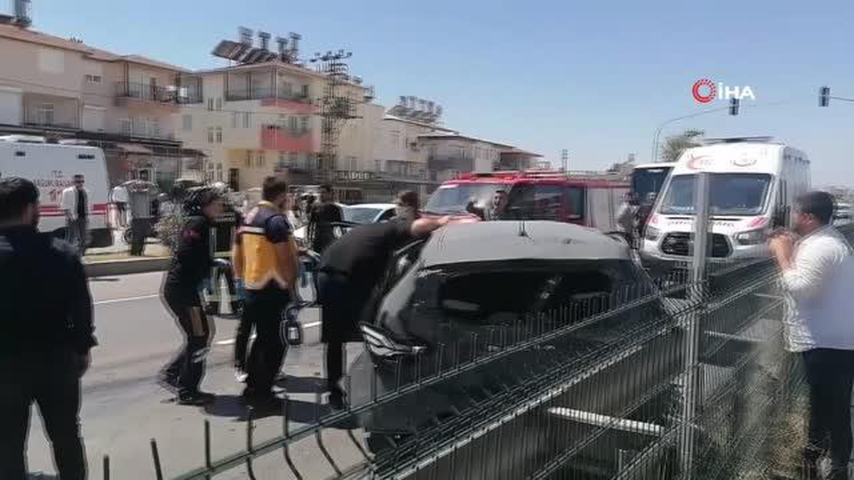 Antalya\'da kırmızı ışıkta bekleyen otomobile kamyon çarptı: 4 yaralı