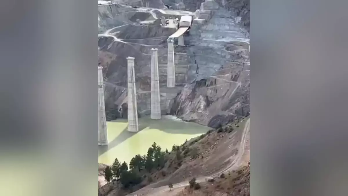 Artvin Yusufeli\'nde Viyadük İnşaatı Bölgesinde Heyelan